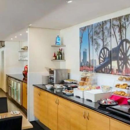 City & Lakeside With Free Parking, Pool And 10 Mins Walk Into The City 퍼스 외부 사진