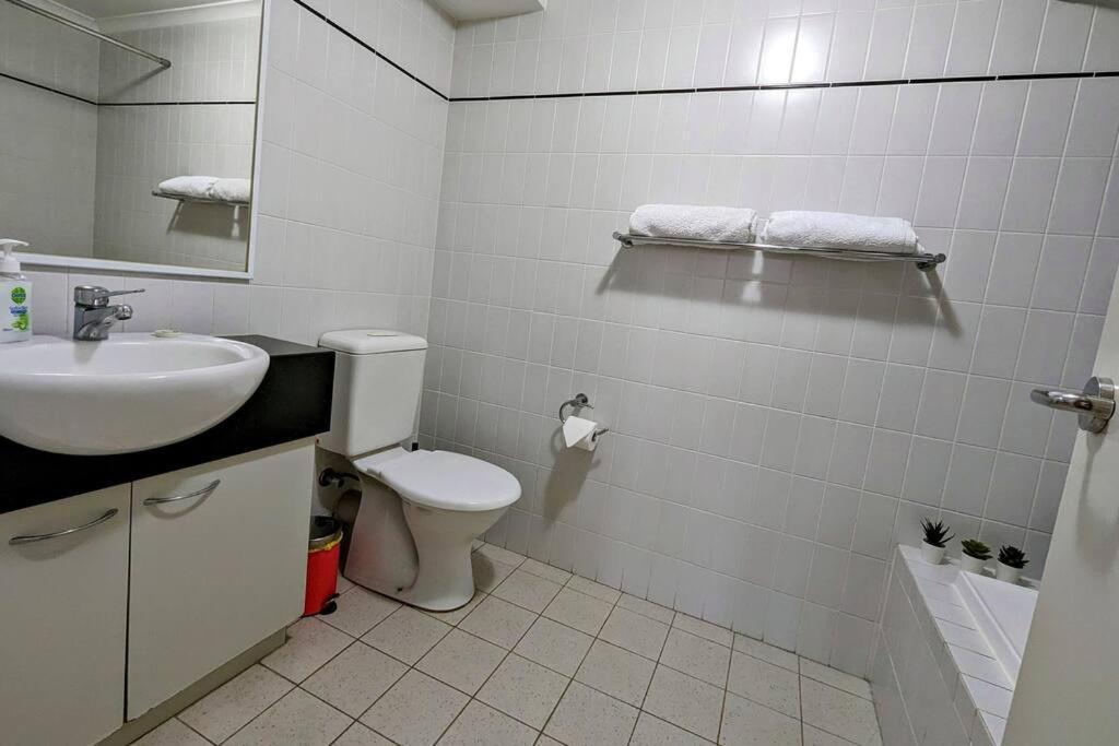 City & Lakeside With Free Parking, Pool And 10 Mins Walk Into The City 퍼스 외부 사진