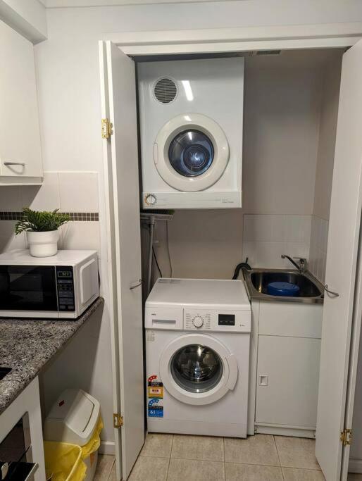 City & Lakeside With Free Parking, Pool And 10 Mins Walk Into The City 퍼스 외부 사진