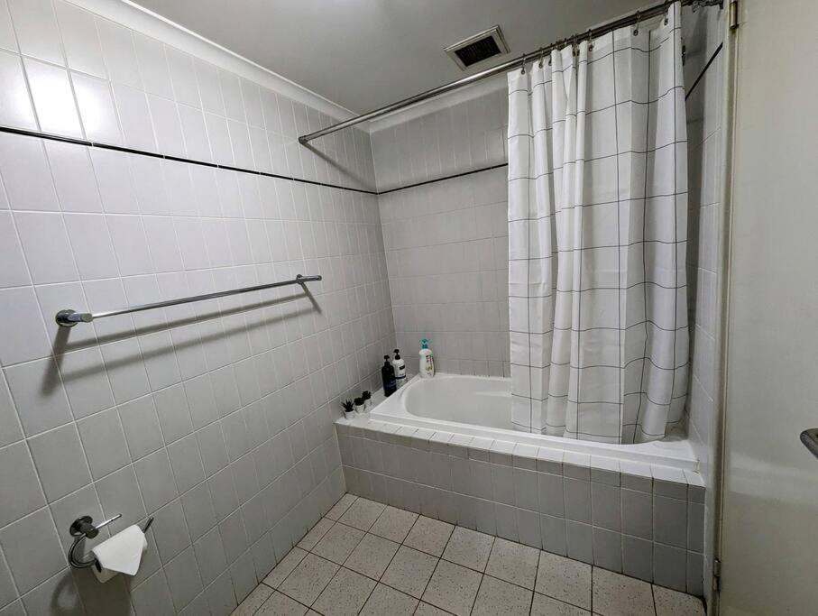 City & Lakeside With Free Parking, Pool And 10 Mins Walk Into The City 퍼스 외부 사진