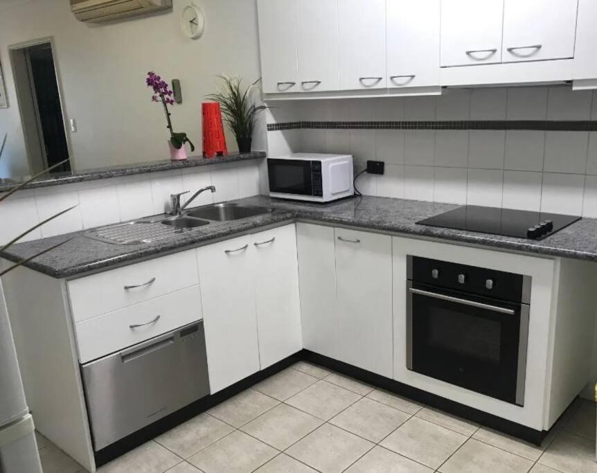 City & Lakeside With Free Parking, Pool And 10 Mins Walk Into The City 퍼스 외부 사진