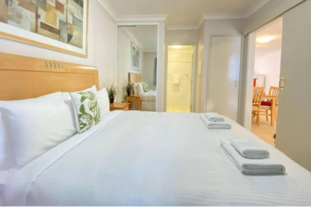 City & Lakeside With Free Parking, Pool And 10 Mins Walk Into The City 퍼스 외부 사진