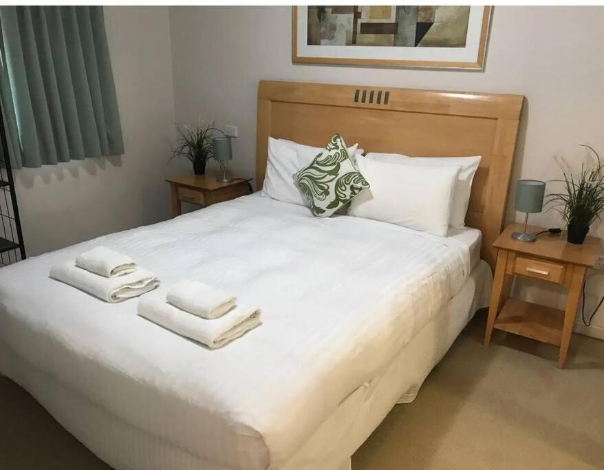 City & Lakeside With Free Parking, Pool And 10 Mins Walk Into The City 퍼스 외부 사진