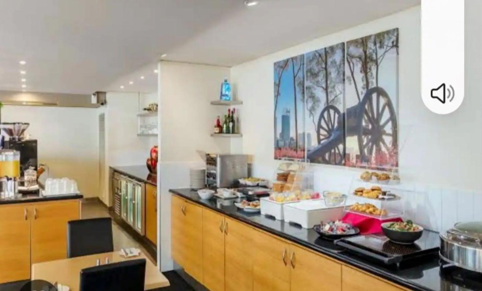 City & Lakeside With Free Parking, Pool And 10 Mins Walk Into The City 퍼스 외부 사진