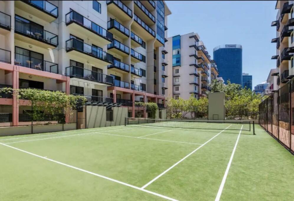 City & Lakeside With Free Parking, Pool And 10 Mins Walk Into The City 퍼스 외부 사진