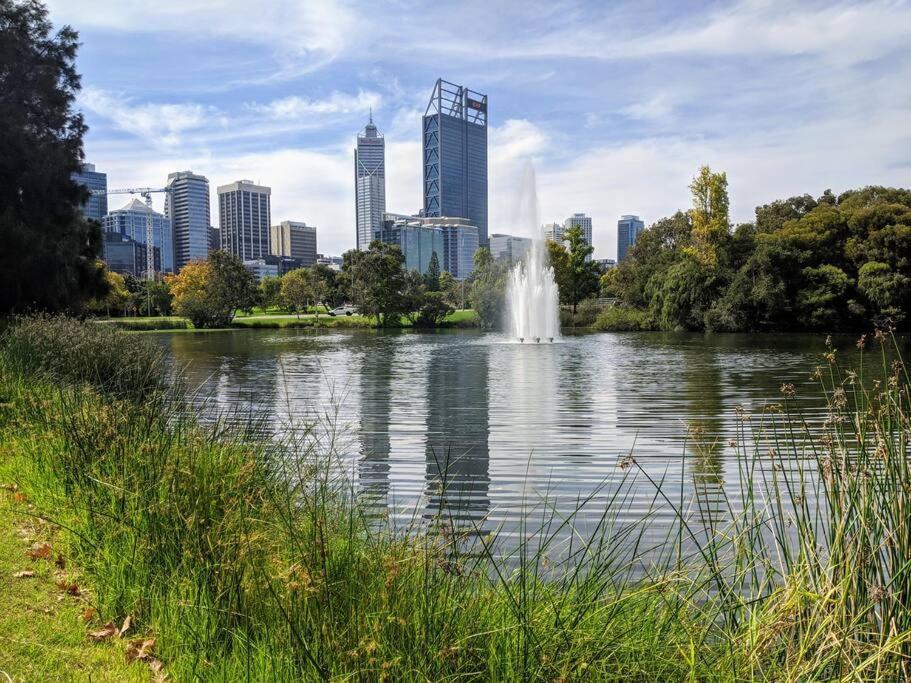 City & Lakeside With Free Parking, Pool And 10 Mins Walk Into The City 퍼스 외부 사진