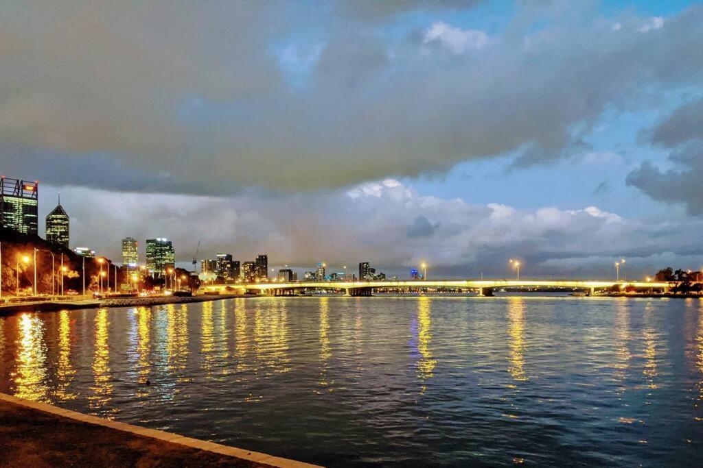 City & Lakeside With Free Parking, Pool And 10 Mins Walk Into The City 퍼스 외부 사진
